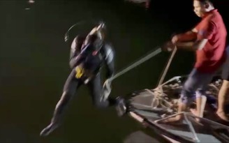 Cận cảnh thợ lặn tìm kiếm nạn nhân vụ rơi trực thăng khi đang chở khách ngắm cảnh Vịnh Hạ Long