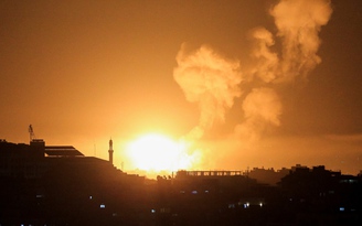 Israel không kích Hamas ở Dải Gaza, trả đũa vụ phóng rocket lớn từ Li Băng