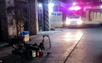 Xe máy tông bé trai trong hẻm ở TP.HCM, 2 người bị thương