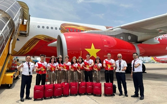 Những chuyến bay rực rỡ cờ đỏ sao vàng mừng lễ 30.4 cùng Vietjet
