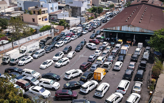 Hàng chục ngàn xe nằm bãi vì ùn tắc đăng kiểm