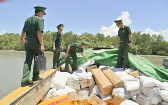 Kiên Giang: Bắt tàu chở hàng hóa không rõ nguồn gốc số lượng lớn