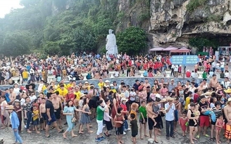 Quảng Ninh yêu cầu xây thêm bãi tắm cho du khách trên vịnh