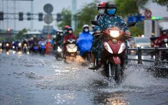 Nắng gay gắt từ sáng, vì sao trung tâm TP.HCM mưa to chiều nay?