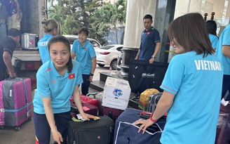 Đội tuyển nữ Việt Nam tất tả dọn hành lý, chuẩn bị ra sân bay về nước