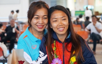 Huỳnh Như và đồng đội về nước, rạng rỡ trong vòng tay cha mẹ sau chiến tích SEA Games