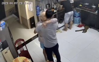 Cái ôm hôn con trai của người cha già 93 tuổi thương binh chỉ còn 1 tay