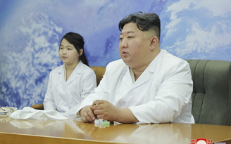 Ông Kim Jong-un cùng con gái thị sát cơ sở phát triển vệ tinh do thám