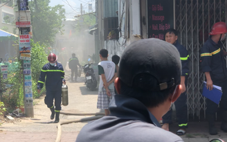 Cháy nhà giữa trưa ở TP.HCM, người dân ôm đồ tháo chạy