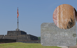 Vẽ bậy chi chít “Hải, Tài, Phát, Đức” trên bờ tường Kỳ Đài Huế