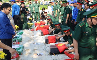 9 liệt sĩ quân tình nguyện Việt Nam hy sinh tại nước bạn Lào về với đất Mẹ