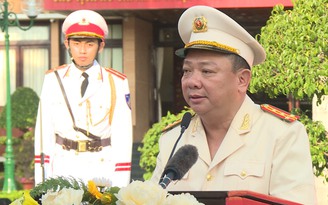 Công an Bình Thuận trao bằng khen của bộ trưởng tại lễ báo công lên Bác Hồ