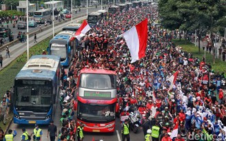 Đường phố Indonesia đông nghẹt thở, chào mừng nhà vô địch SEA Games sau trận chung kết 'kì dị'