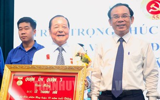 Nguyên Bí thư Thành ủy TP.HCM Lê Thanh Hải nhận huy hiệu 55 năm tuổi Đảng