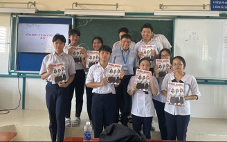 Học sinh 2 huyện đảo nhận Cẩm nang tuyển sinh 2023 của Báo Thanh Niên trao tặng
