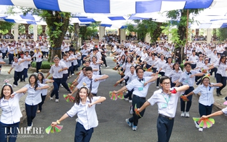 Học sinh Trường THPT chuyên Lê Hồng Phong 'thổi bay' âu lo trong ngày ra trường