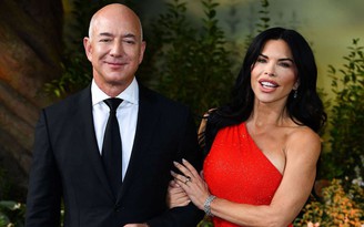 Tỉ phú Jeff Bezos đính hôn với bạn gái phóng viên