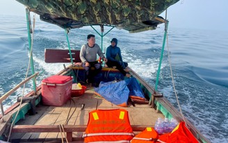 Hà Tĩnh: Tìm kiếm 2 anh em ruột mất tích khi đánh cá trên biển