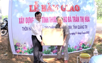 Cụ bà 80 tuổi ở Quảng Trị xúc động với ngôi nhà do ngành điện dành tặng