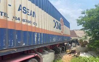 Hà Tĩnh: Xe container mất lái lao vào nhà dân khiến 1 người bị thương