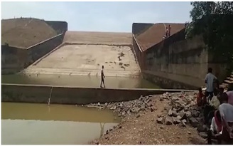 Hút cạn hồ nước tìm điện thoại rơi, quan chức Ấn Độ bị đình chỉ