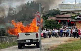 Lâm Đồng: Xe bán tải bốc cháy, một người tử vong