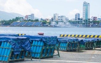 Cận cảnh sân khấu khủng và 'trận địa' pháo hoa bên sông Hàn