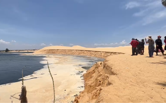 Lạ lùng đồi cát nổi tiếng ở Bình Thuận bỗng dưng sạt lở xuống Bàu Bà