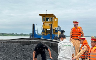 Bắt 4 sà lan chở hơn 6.700 tấn than lậu trên sông Hồng
