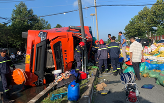 Tai nạn ở Bến Tre: Hơn 1 giờ giải cứu phụ xe kẹt trong cabin biến dạng