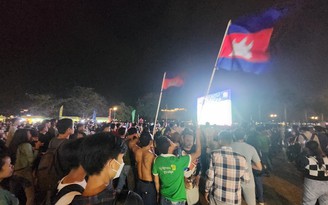 Người Campuchia tận hưởng bóng đá tại SEA Games 32