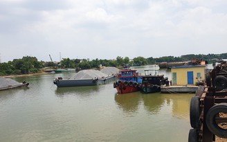 Bình Dương: Tìm kiếm tài công rơi xuống sông Đồng Nai mất tích