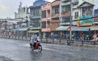 Đang nóng hầm hập, TP.HCM bất ngờ có mưa tầm tã một số quận