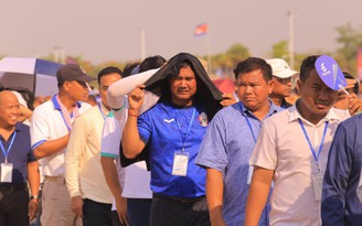 SEA Games 32: Hàng chục nghìn khán giả Campuchia  kiên nhẫn đội nắng chờ đến giờ G