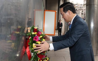 Chủ tịch nước Võ Văn Thưởng đặt hoa tại Biển tưởng niệm Bác Hồ ở London