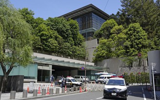 Nghi vấn cảnh sát tự tử bằng súng gần văn phòng thủ tướng Nhật