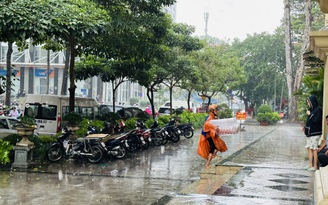 TP.HCM có mưa giữa cao điểm nắng nóng, gần Biển Đông xuất hiện áp thấp nhiệt đới