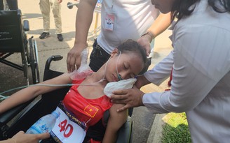 Thời tiết quá khắc nghiệt, VĐV Nguyễn Thị Ninh ngất xỉu khi qua được vạch đích marathon