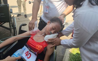 Thời tiết quá khắc nghiệt, VĐV Nguyễn Thị Ninh ngất xỉu khi qua được vạch đích marathon Thời tiết quá khắc nghiệt, VĐV Nguyễn Thị Ninh ngất xỉu khi qua được vạch đích marathon