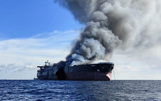 Hiểm họa 'tàu ma' chở dầu cháy tại Biển Đông