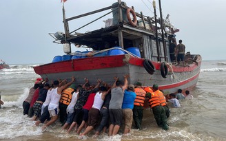 Hai tàu cá ở Thừa Thiên - Huế bị trôi dạt, chìm do lốc