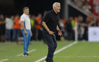 HLV Mourinho tức giận chỉ trích trọng tài bắt chính trận chung kết Europa League