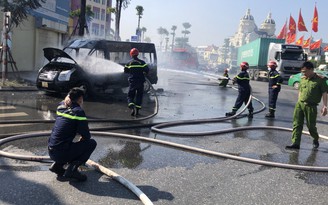 Hải Phòng: Xe đón khách về từ sân bay bị cháy rụi, 10 người thoát nạn
