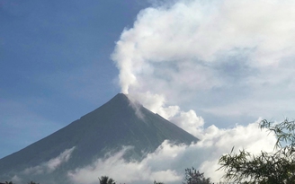 Philippines sơ tán gần 13.000 người vì núi lửa phun trào