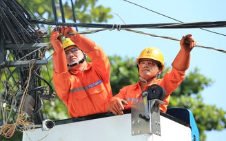 Xót xa nhiều nơi các em nhỏ đang thiếu điện để học, càng ý thức việc tiết kiệm
