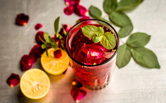 Gulab sharbat - giải khát mùa hè bằng nước hoa hồng tươi kiểu Iran