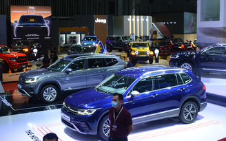 Bán chậm, doanh nghiệp giảm nhập khẩu ô tô mới về Việt Nam