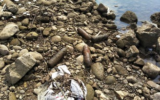 Nước sông Đà cạn trơ đáy lộ ra nhiều quả đạn pháo