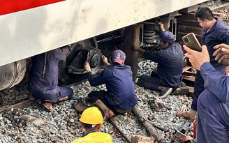 Bình Thuận: Tàu bị trật bánh khỏi đường ray, tuyến đường sắt Bắc - Nam tê liệt