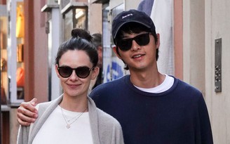 Song Joong Ki và vợ Tây đón con trai đầu lòng